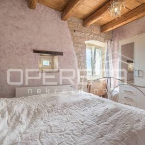 Istra, Svetvinčenat okolica-istarska kamena kuća s bazenom