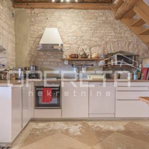 Istra, Svetvinčenat okolica-istarska kamena kuća s bazenom