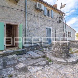 Istra, Svetvinčenat okolica-istarska kamena kuća s bazenom