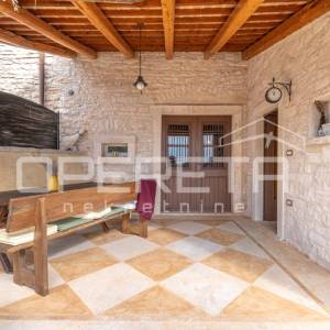 Istra, Svetvinčenat okolica-istarska kamena kuća s bazenom