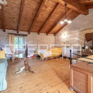 Istra, Svetvinčenat okolica-istarska kamena kuća s bazenom