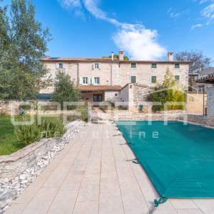 Istra, Svetvinčenat okolica-istarska kamena kuća s bazenom