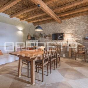 Istra, Svetvinčenat okolica-istarska kamena kuća s bazenom