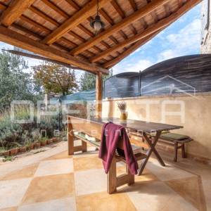 Istra, Svetvinčenat okolica-istarska kamena kuća s bazenom