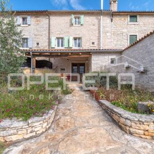 Istra, Svetvinčenat okolica-istarska kamena kuća s bazenom