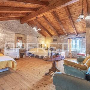 Istra, Svetvinčenat okolica-istarska kamena kuća s bazenom