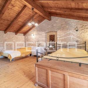 Istra, Svetvinčenat okolica-istarska kamena kuća s bazenom