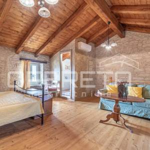 Istra, Svetvinčenat okolica-istarska kamena kuća s bazenom