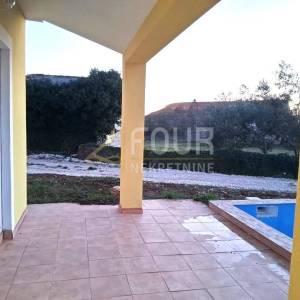 Istra, Svetvinčenat - okolica, samostojeća kuća s bazenom