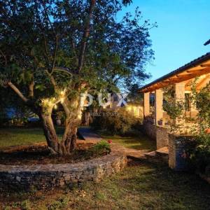ISTRA, SVETVINČENAT – Privatno istarsko imanje s konobom, vrtom i dvjema kućama