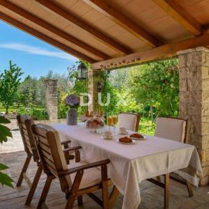 ISTRA, SVETVINČENAT – Privatno istarsko imanje s konobom, vrtom i dvjema kućama