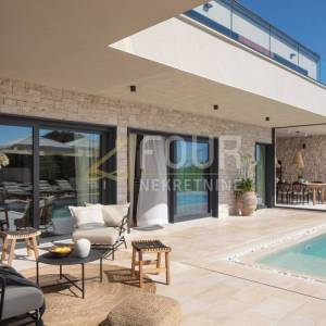 Istra, Tinjan, samostojeća vila s bazenom, pogled na more