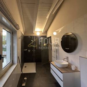 Istra, Višnjan, moderna kamena vila s bazenom