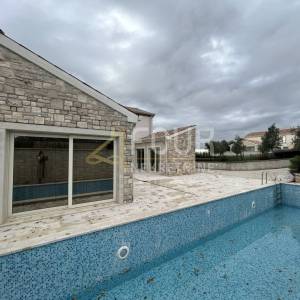 Istra, Višnjan, moderna kamena vila s bazenom