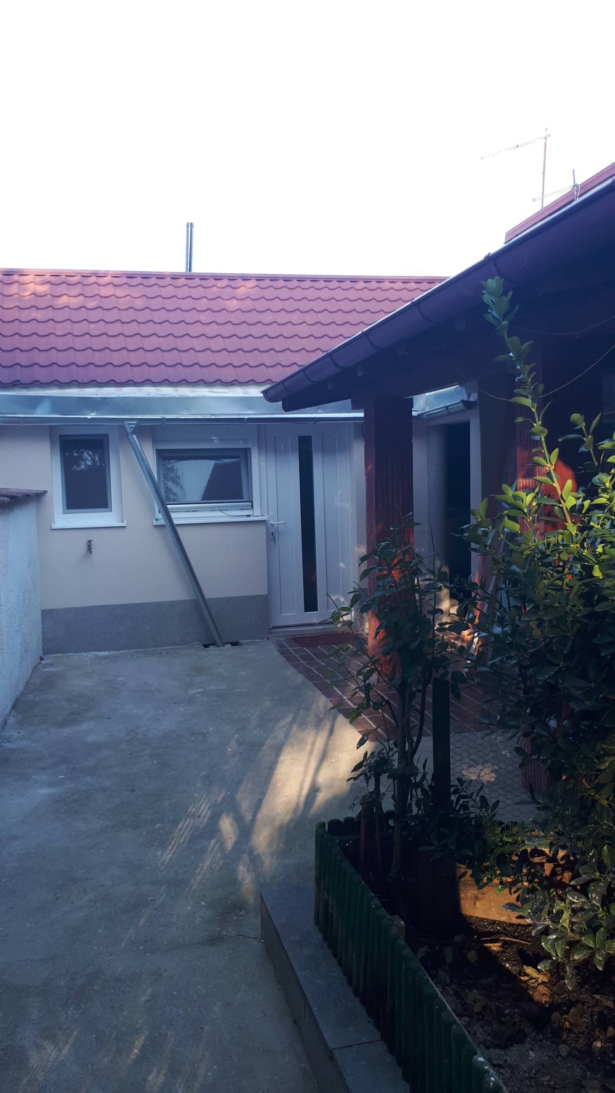 IZNAJMLJUJEM STAN ,MALA KUČA SA DVORIŠTEM I VRTOM.50M2,Ferenščica l