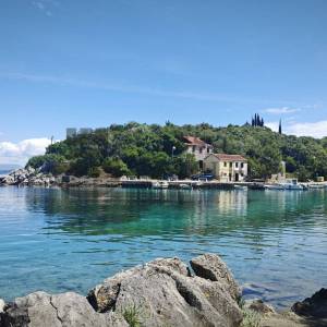 IZUZETNA PRILIKA  KUĆA ZA REKONSTRUKCIJU UZ MORE NA POLUOTOKU PELJEŠCU