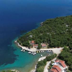 IZUZETNA PRILIKA  KUĆA ZA REKONSTRUKCIJU UZ MORE NA POLUOTOKU PELJEŠCU