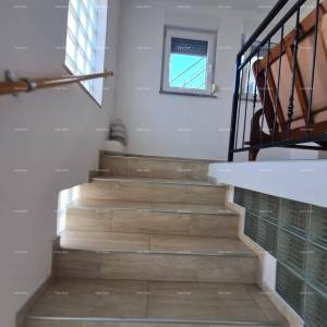 Izvrsna prilika! Prodaja renovirane kuće u centru Medulina! Pogled na more!