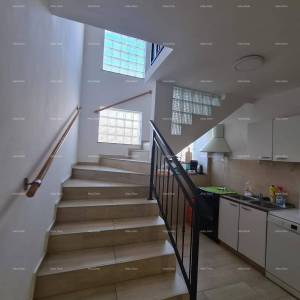 Izvrsna prilika! Prodaja renovirane kuće u centru Medulina! Pogled na more!