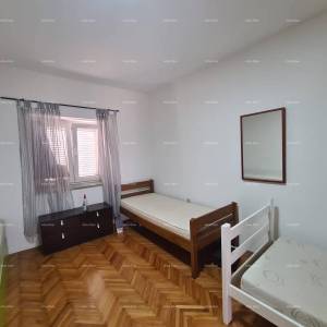 Izvrsna prilika! Prodaja renovirane kuće u centru Medulina! Pogled na more!