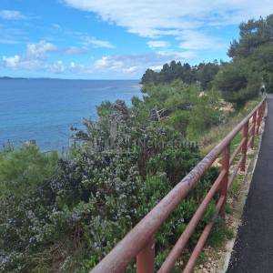 JAZINE, STAN 86m2 + 141m2 OKUĆNICE, UHODAN U TURIZMU, TOP LOKACIJA