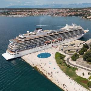 JAZINE, STAN 86m2 + 141m2 OKUĆNICE, UHODAN U TURIZMU, TOP LOKACIJA