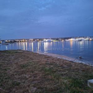 JAZINE, STAN 86m2 + 141m2 OKUĆNICE, UHODAN U TURIZMU, TOP LOKACIJA