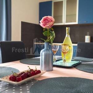 JAZINE, STAN 86m2 + 141m2 OKUĆNICE, UHODAN U TURIZMU, TOP LOKACIJA