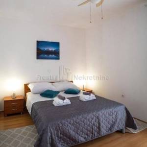 JAZINE, STAN 86m2 + 141m2 OKUĆNICE, UHODAN U TURIZMU, TOP LOKACIJA