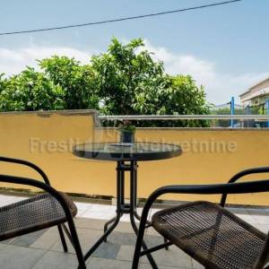 JAZINE, STAN 86m2 + 141m2 OKUĆNICE, UHODAN U TURIZMU, TOP LOKACIJA