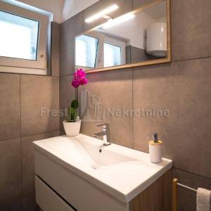 JAZINE, STAN 86m2 + 141m2 OKUĆNICE, UHODAN U TURIZMU, TOP LOKACIJA