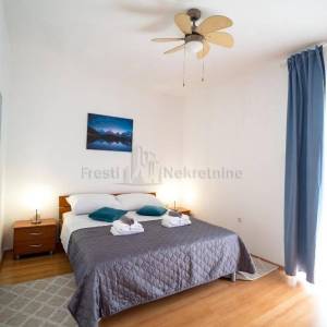 JAZINE, STAN 86m2 + 141m2 OKUĆNICE, UHODAN U TURIZMU, TOP LOKACIJA