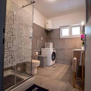 JAZINE, STAN 86m2 + 141m2 OKUĆNICE, UHODAN U TURIZMU, TOP LOKACIJA