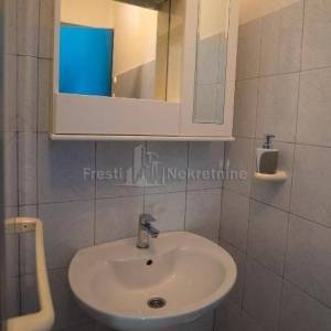 JAZINE, STAN 86m2 + 141m2 OKUĆNICE, UHODAN U TURIZMU, TOP LOKACIJA