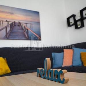 JAZINE, STAN 86m2 + 141m2 OKUĆNICE, UHODAN U TURIZMU, TOP LOKACIJA