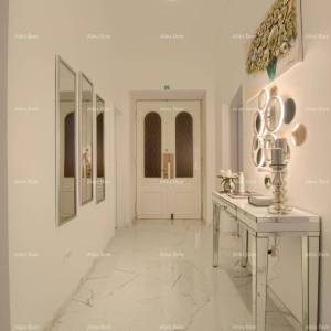 Jedinstvena lokacija. Stan sa 3 zasebne jedinice . Strogi centar Pule. Tržnica.