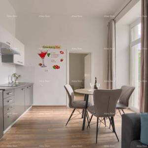 Jedinstvena lokacija. Stan sa 3 zasebne jedinice . Strogi centar Pule. Tržnica.