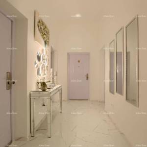 Jedinstvena lokacija. Stan sa 3 zasebne jedinice . Strogi centar Pule. Tržnica.