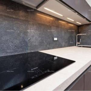 Jednosoban stan na 1.katu i soba s kupatilom u prizemlju s zajedničkom terasom