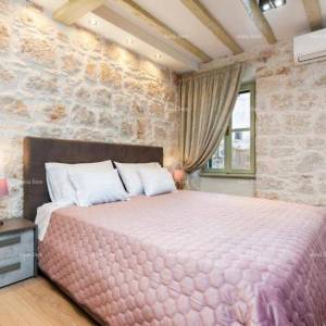 Jednosoban stan na 1.katu i soba s kupatilom u prizemlju s zajedničkom terasom