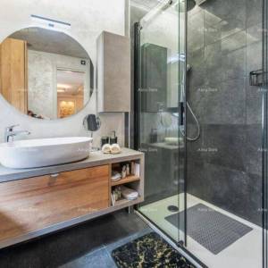 Jednosoban stan na 1.katu i soba s kupatilom u prizemlju s zajedničkom terasom