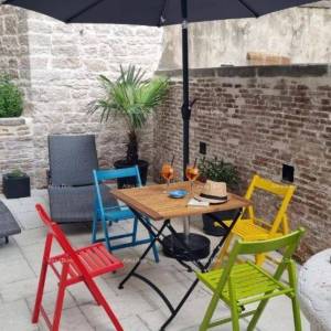 Jednosoban stan na 1.katu i soba s kupatilom u prizemlju s zajedničkom terasom