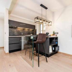 Jednosoban stan na 1.katu i soba s kupatilom u prizemlju s zajedničkom terasom