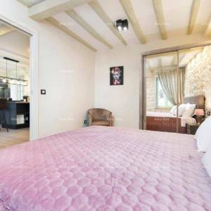 Jednosoban stan na 1.katu i soba s kupatilom u prizemlju s zajedničkom terasom