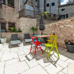 Jednosoban stan na 1.katu i soba s kupatilom u prizemlju s zajedničkom terasom