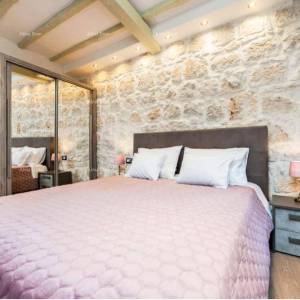 Jednosoban stan na 1.katu i soba s kupatilom u prizemlju s zajedničkom terasom