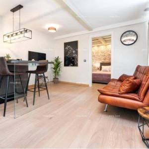 Jednosoban stan na 1.katu i soba s kupatilom u prizemlju s zajedničkom terasom