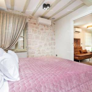 Jednosoban stan na 1.katu i soba s kupatilom u prizemlju s zajedničkom terasom