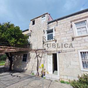 KAMENA KUĆA NA PELJEŠCU