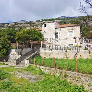 KAMENA KUĆA NA PELJEŠCU